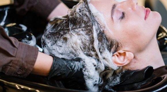 Czy wiesz jak prawidłowo myć włosy?
